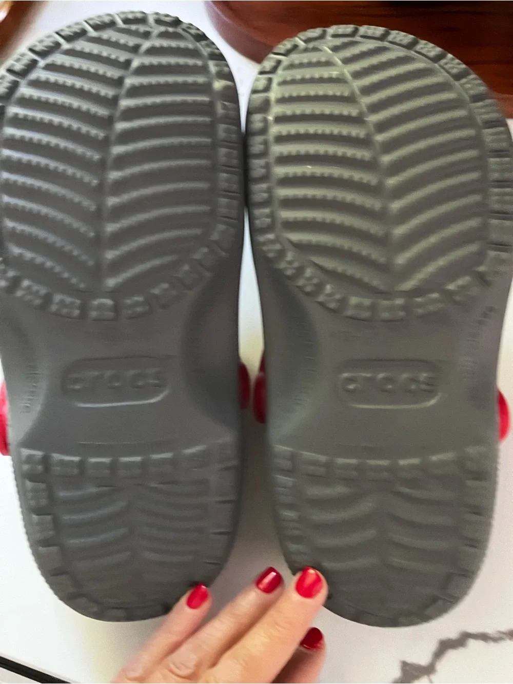 CROCS New York Giants Clog Sandals with Red Strap w/ 2 Jibbitz